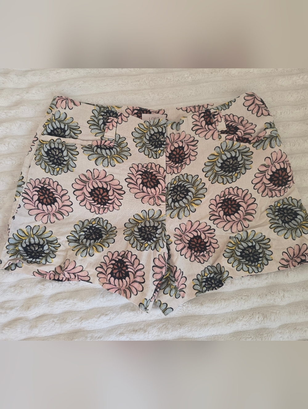 LOFT Ann Taylor Linen Bermuda Cream/pink floral shorts Ann Taylor Womens Size 6